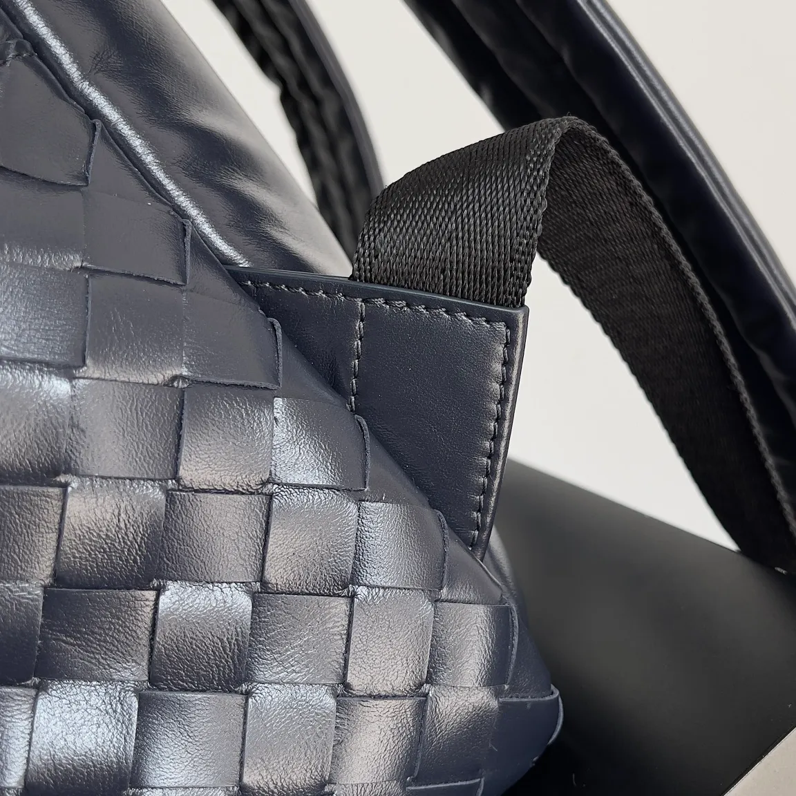 Batch 3100 BV’s new woven backpack is so delicious ~ BV has finally released a backpack that I have been looking forward to for a hundred times ~ Full of details Luxurious leather + ultimate details + invincible capacity, it’s really awesome ~ Unique weaving technology and soft and comfortable calfskin imported from Italy. The design of the wide shoulder straps makes the stress points on the shoulders more even. There is a laptop compartment inside with double zipper opening. Daily commuting is not a problem at all! Style number: 730728 Size: 28*15*41